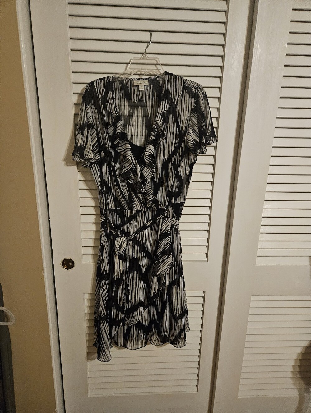 Black & White Printed Wrap Dress - Classic Women's Dress Size 16
